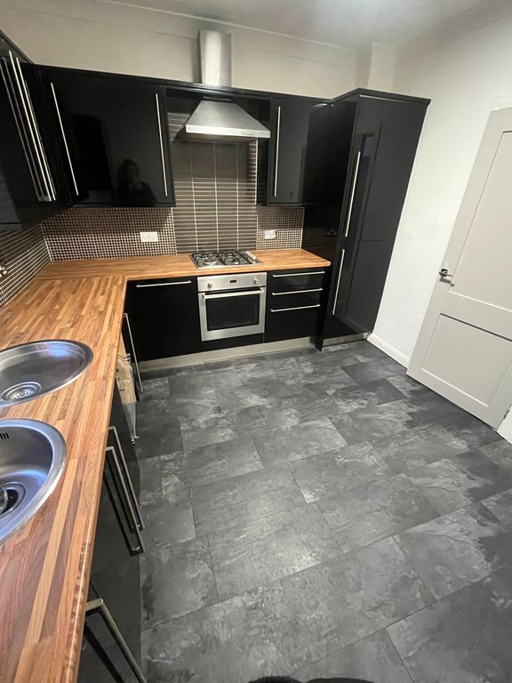 Property photo 1 of 7 Kitchen