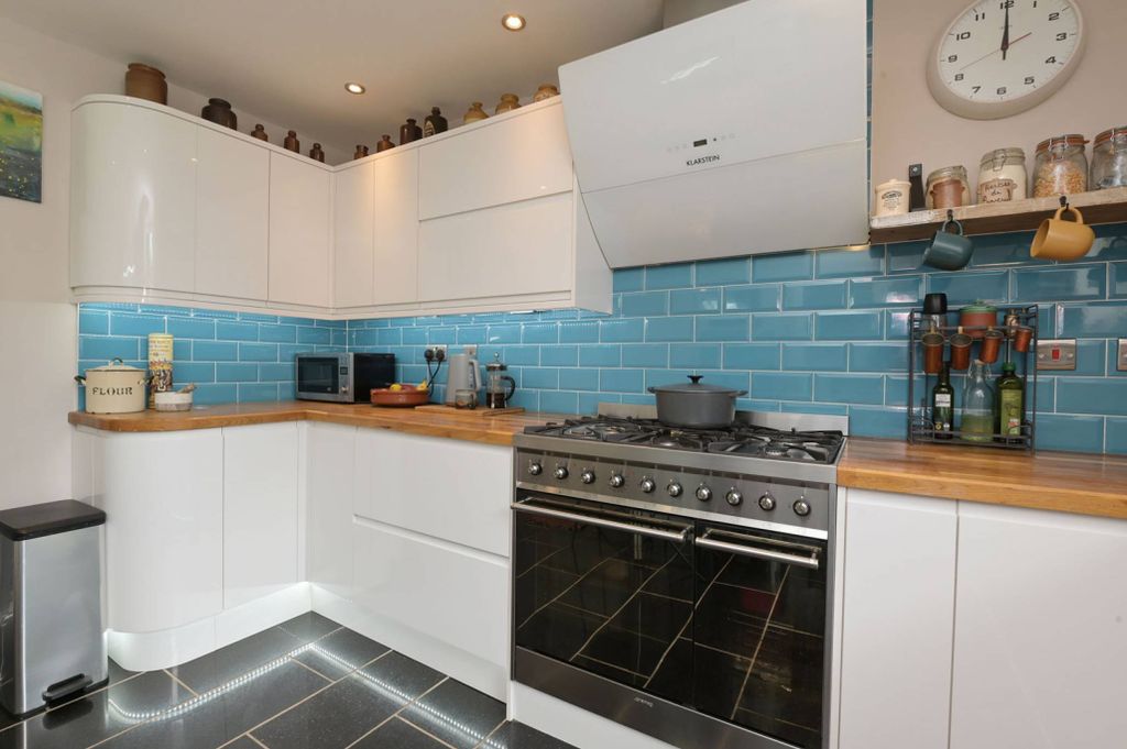 Property photo 2 of 27