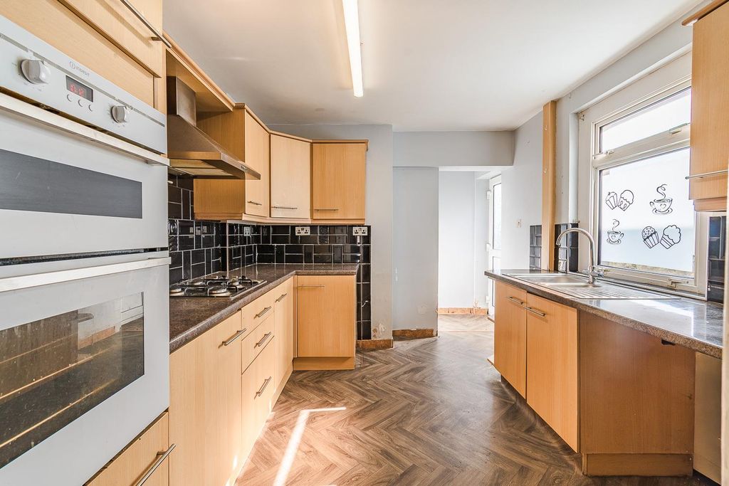 Property photo 3 of 19 Kitchen