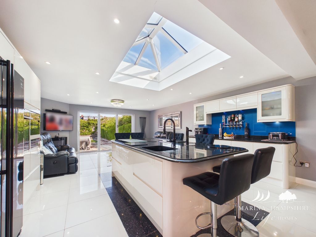 Property photo 2 of 27 Cam03915G0-Pr0056-Still008