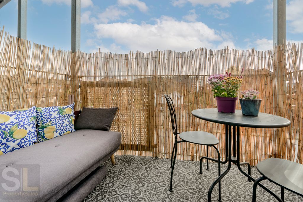 Property photo 2 of 8 14 Havisham Apts-2339