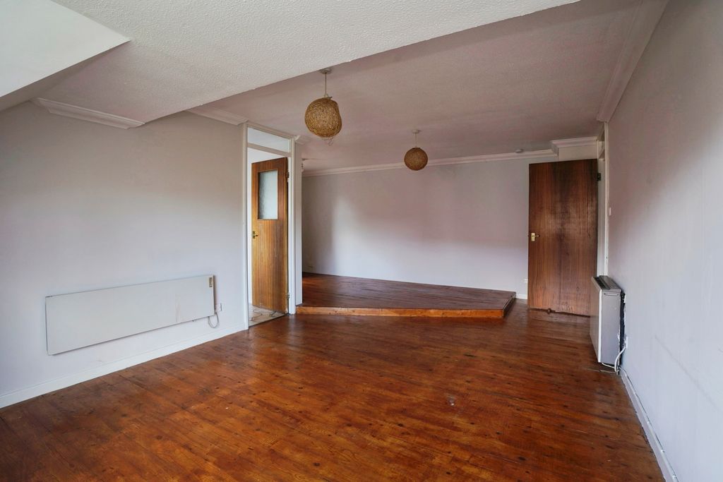 Property photo 3 of 11 Pbox-Img.Jpg