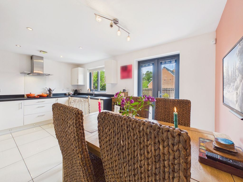 Property photo 3 of 22 Dining Kitchen