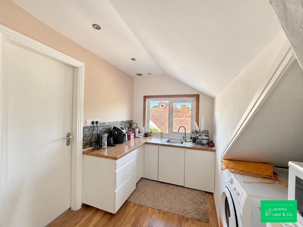 Property photo 2 of 7 Kitchen