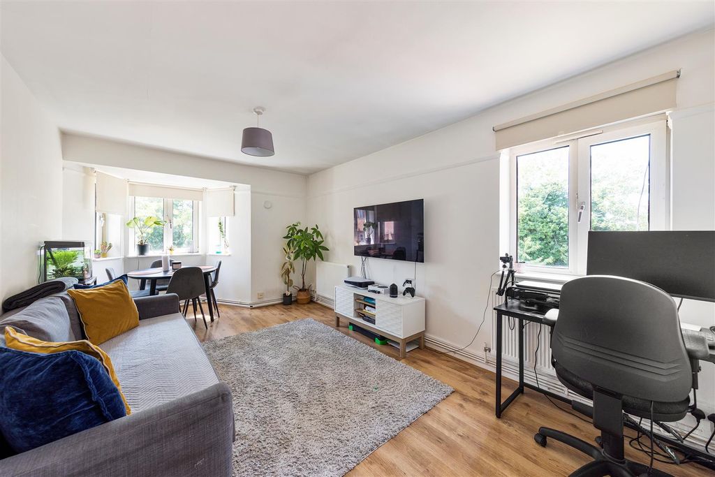 Property photo 1 of 14 Fernhill Court, E17