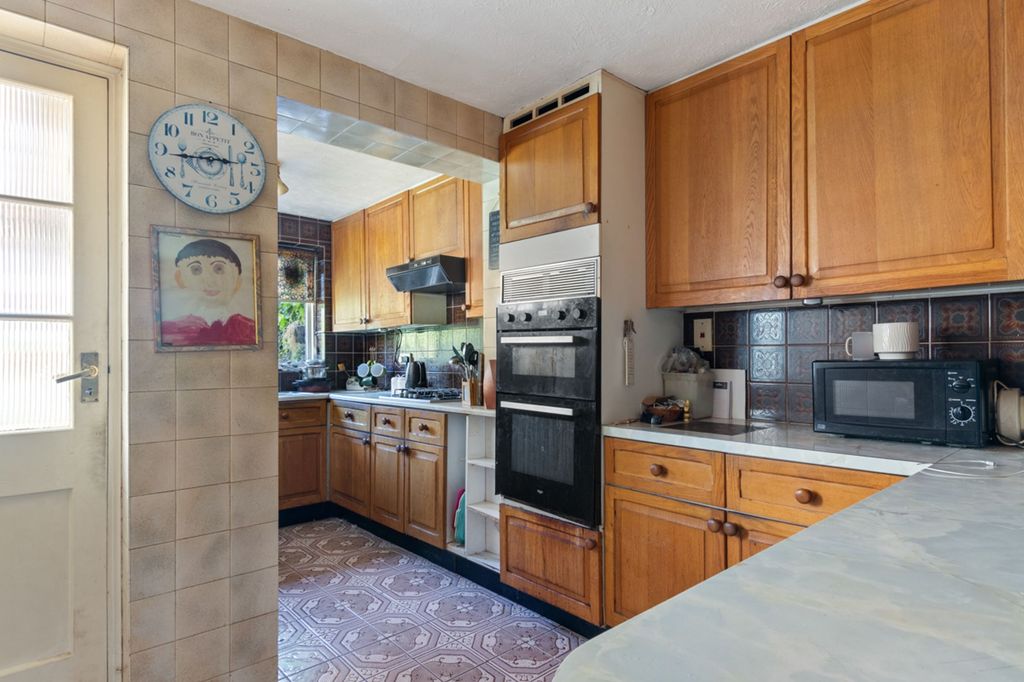 Property photo 3 of 17 Kitchen