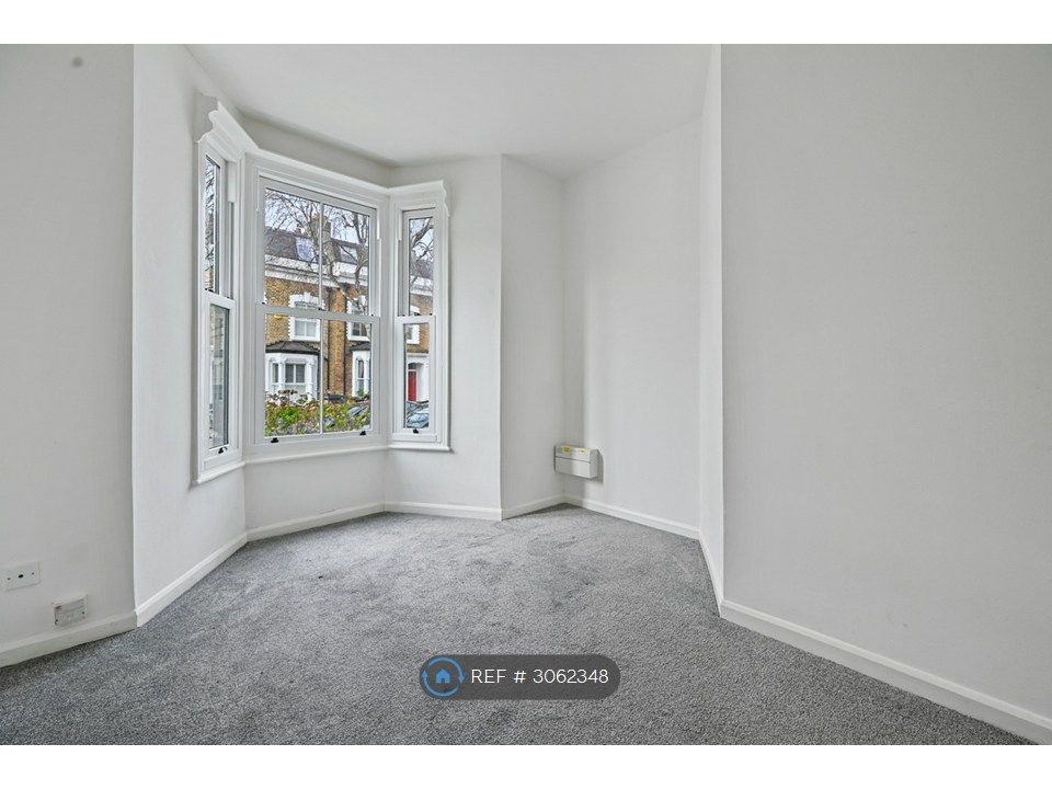 Property photo 2 of 6 Bedroom For Rent