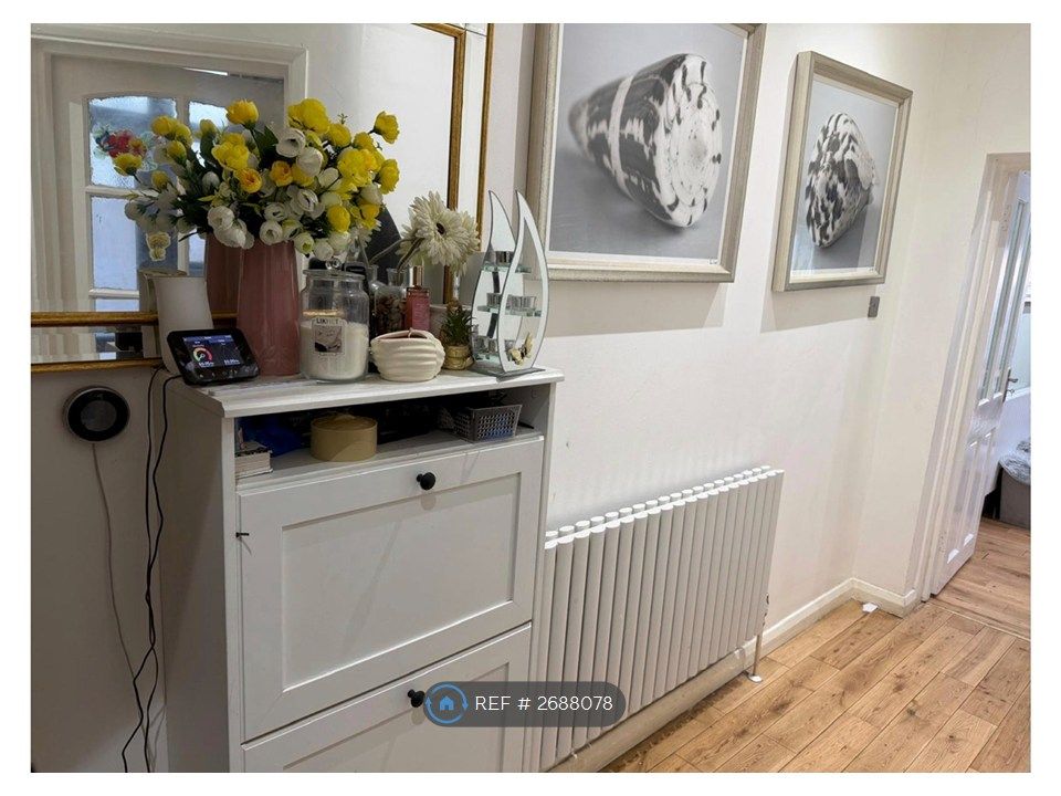 Property photo 2 of 18 Hallway