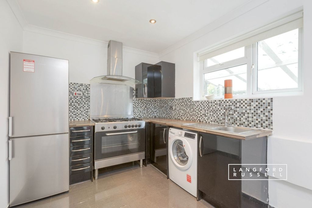 Property photo 3 of 9 Kitchen