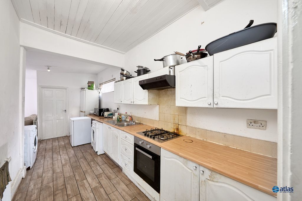 Property photo 3 of 12 Kitchen