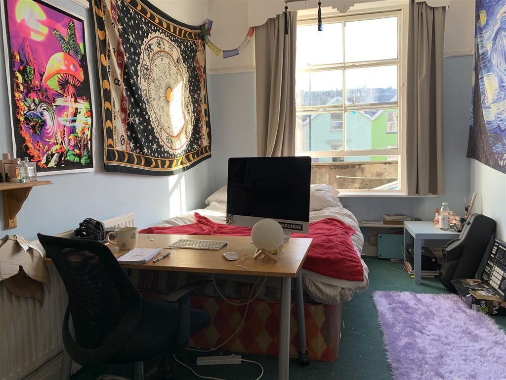 Property photo 3 of 11 Bright, Cosy Bedroom With Desk And Bed...