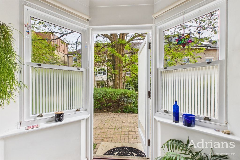 1 bed flat for saleCathedral Walk, City Centre, Chelmsford CM1 photo 4
