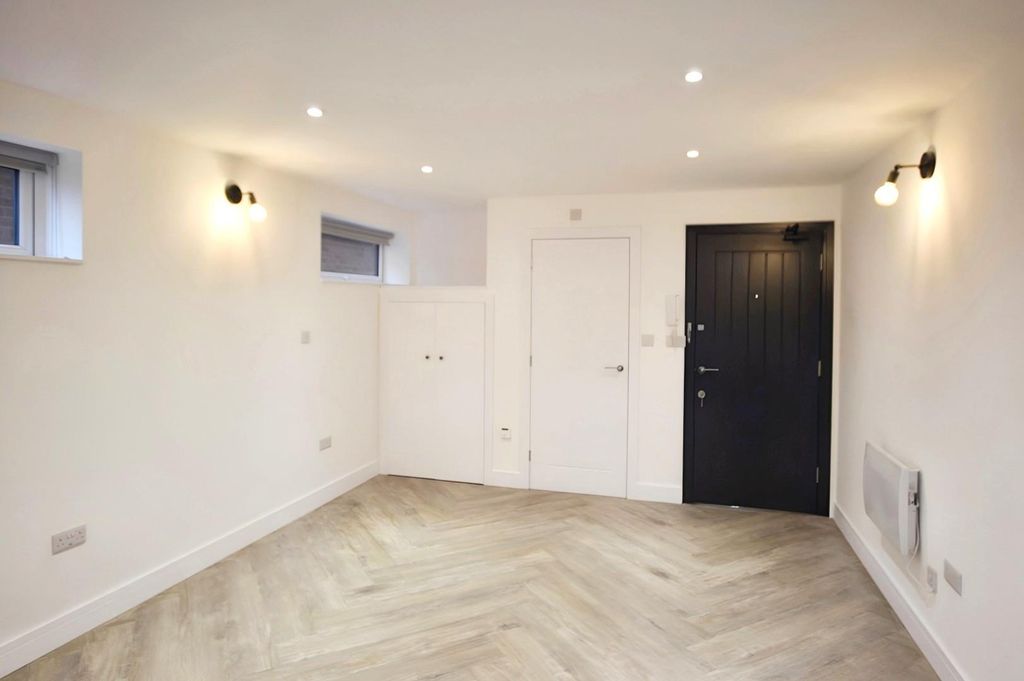 Property photo 2 of 5 Studio