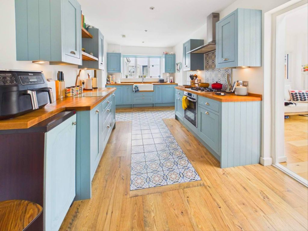 Property photo 3 of 32 Kitchen