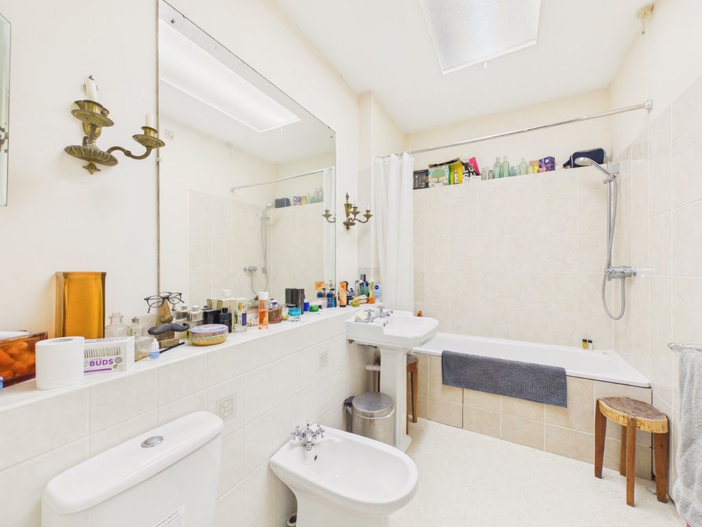 Additional image 8 of 3 bed flat for saleClifton Crescent, Folkestone, Kent CT20