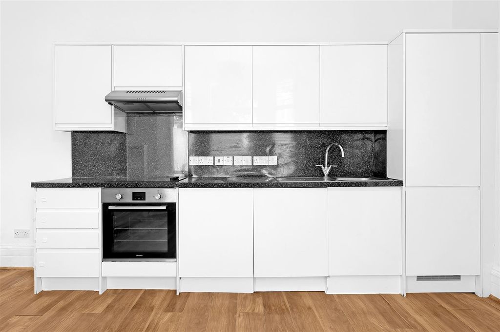 Property photo 3 of 17 Kitchen