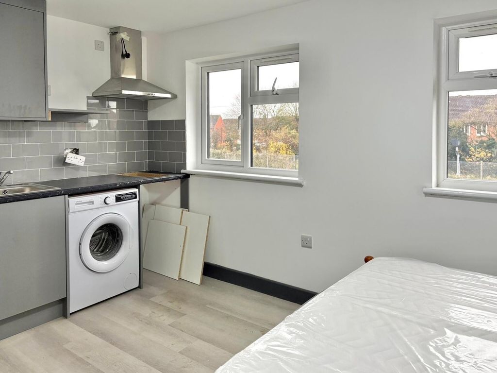 Property photo 3 of 11 Bright, Modern Double Bedroom With Integrated Kitc...