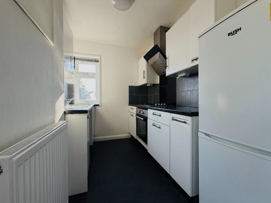 Property photo 3 of 10 d7Cdbeb7-8Eb4-449F-B5ce-4Aaa75Aea8d8.Jpg