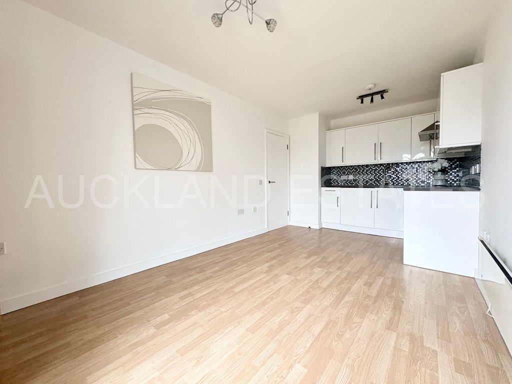 Property photo 2 of 10 Image00005