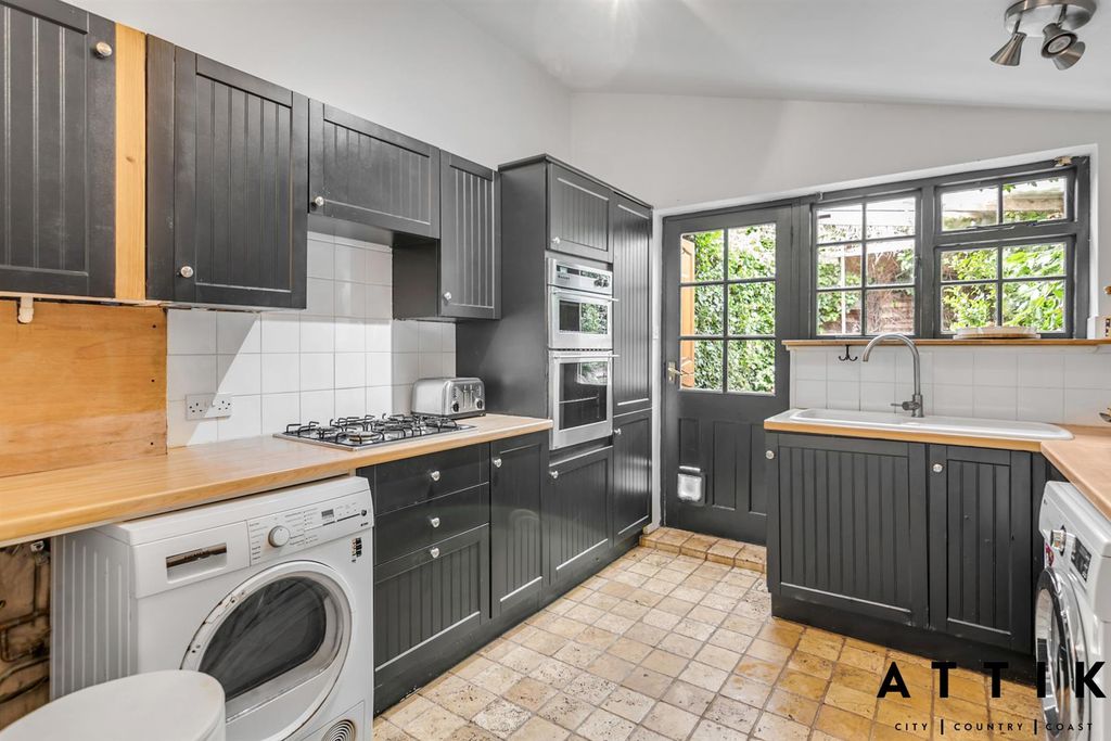 Property photo 2 of 16 92 London Road, Halesworth, Ip19 8Ls (11).Jpg