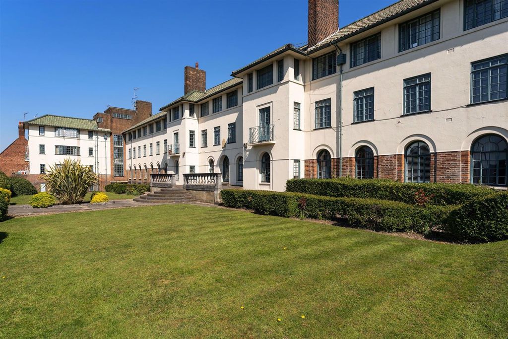 Property photo 2 of 11 32-The-Pantiles-Exte