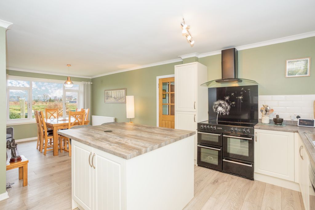 Property photo 2 of 42 Kitchen/Diner