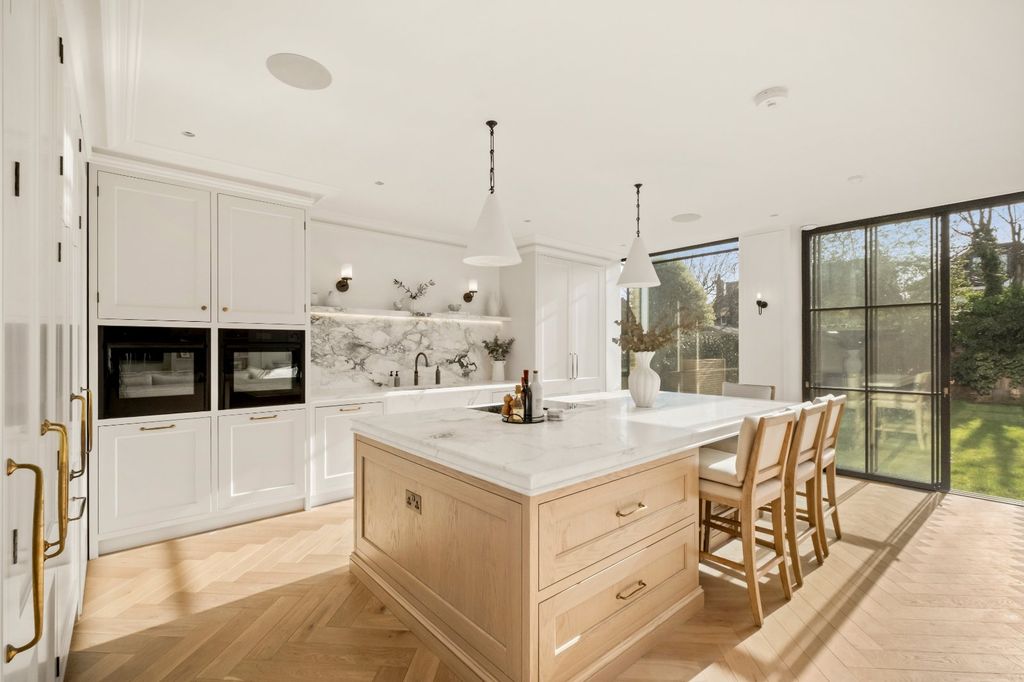 Property photo 3 of 27 Kitchen