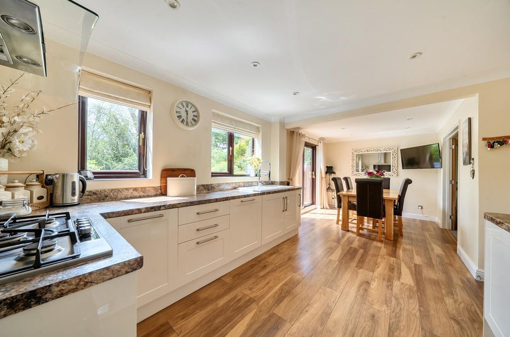 Property photo 3 of 16 Burnham Beeches 6 (17).Jpg