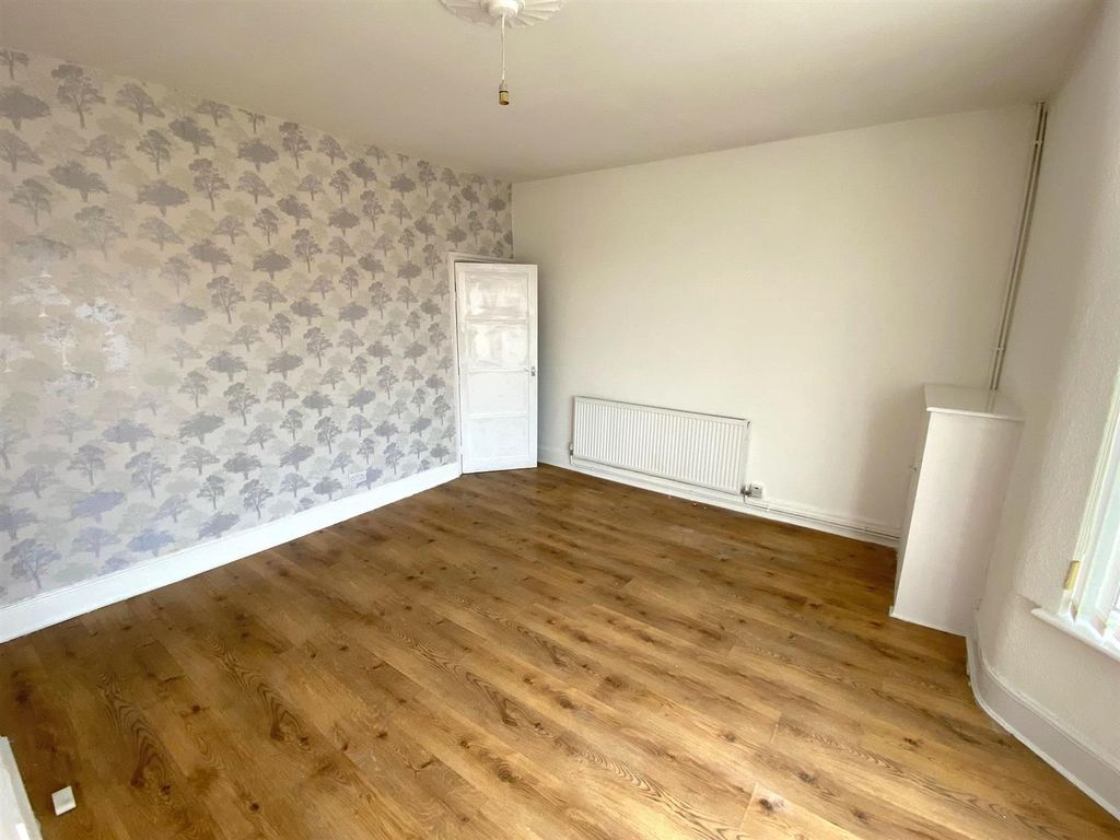 Property photo 3 of 7 Livingroom.Jpg