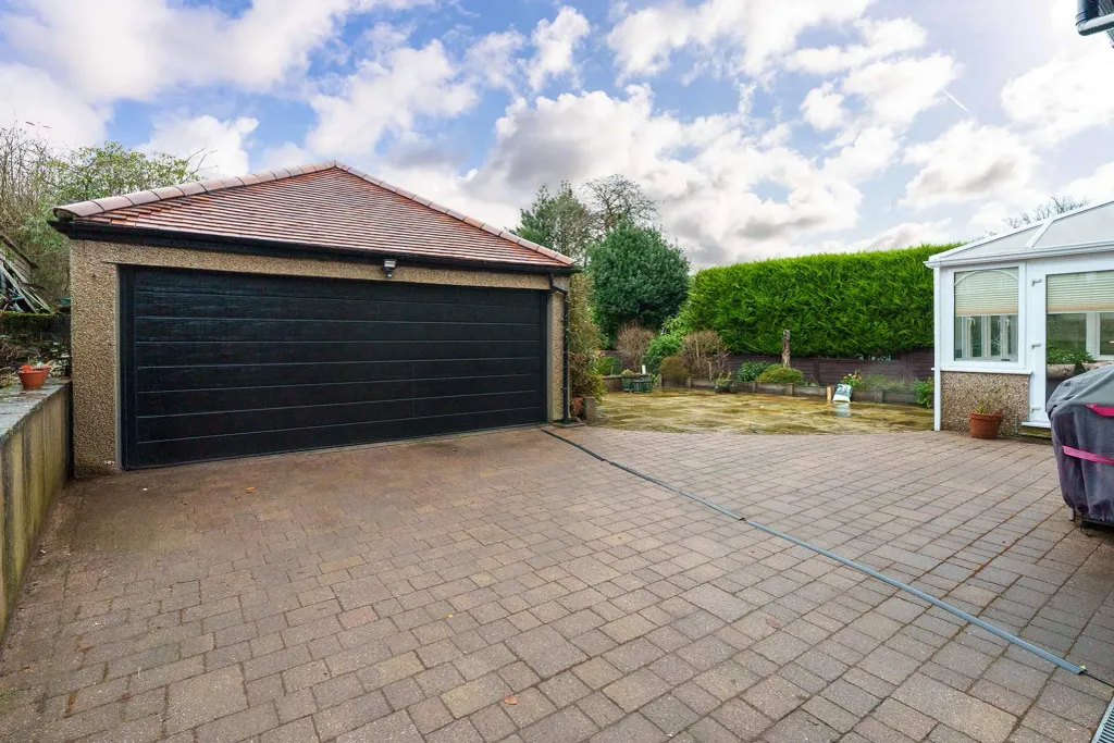 Property photo 2 of 33