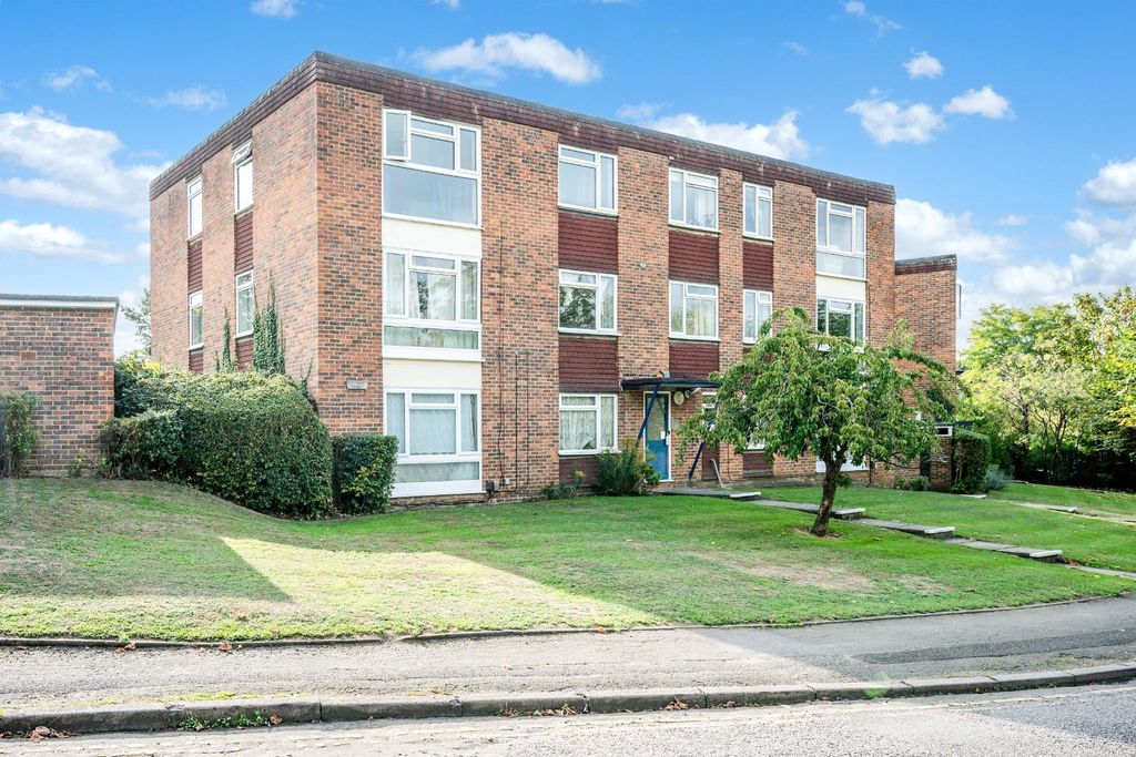 Property photo 1 of 14 Cleves Court