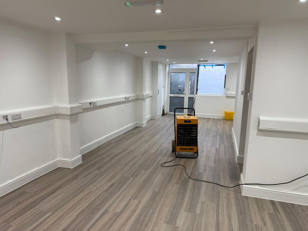 Property photo 3 of 7 Gallery