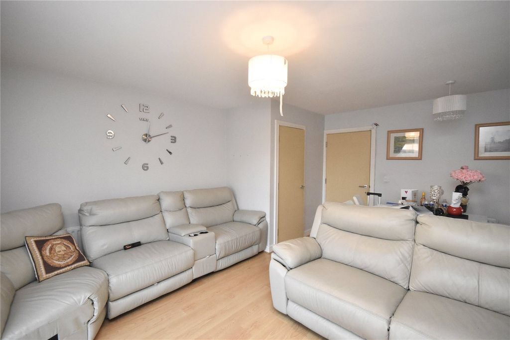 Property photo 3 of 21 Lounge