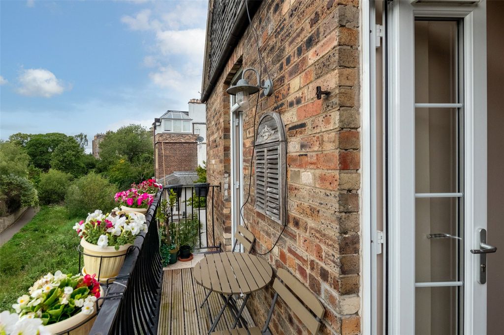 Property photo 1 of 31 19 Dean Bank Lane