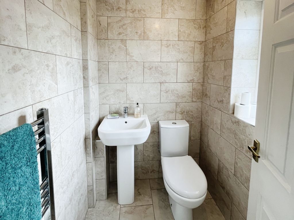 Property photo 3 of 27 Guest WC
