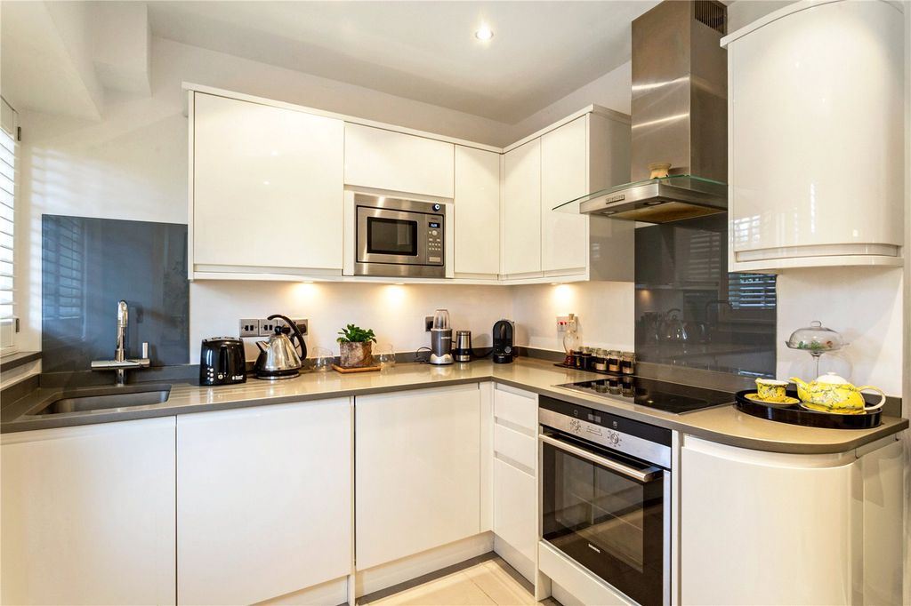 Property photo 2 of 9 Kitchen