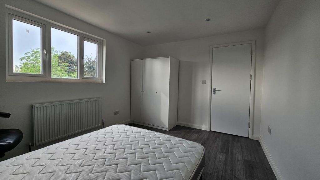 Property photo 3 of 5 Bedroom..Jpg