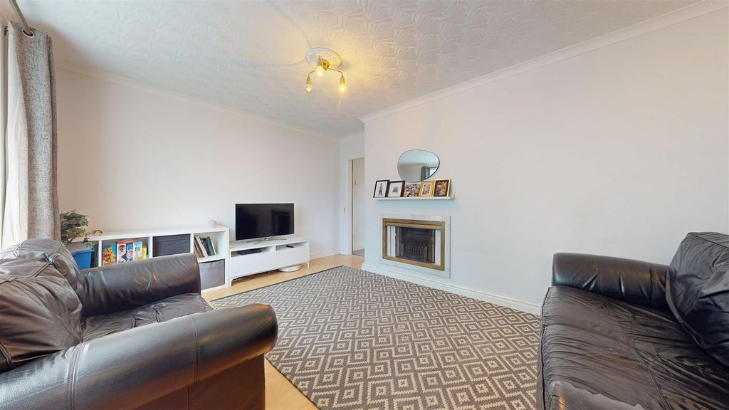 Property photo 3 of 16 Holly Crescent Living Room