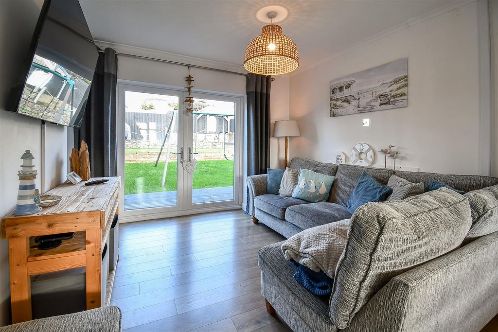 Property photo 3 of 31 Living Room