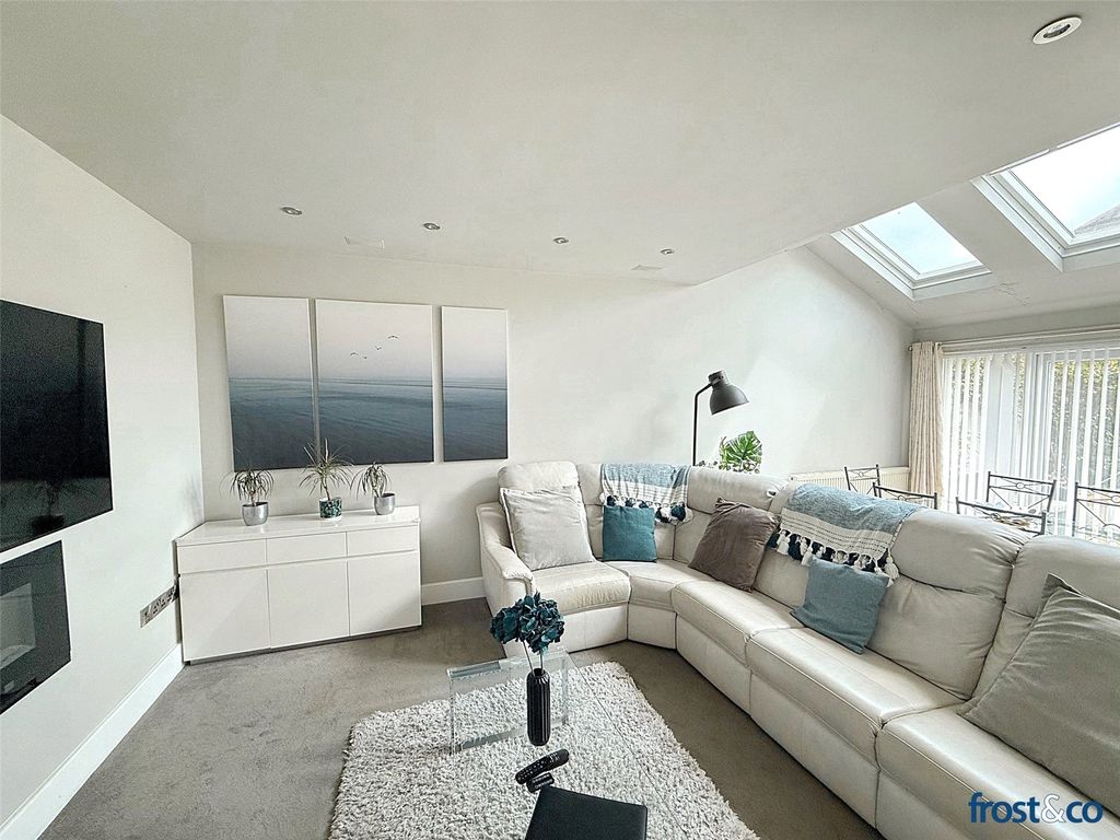 Property photo 2 of 14 Lounge