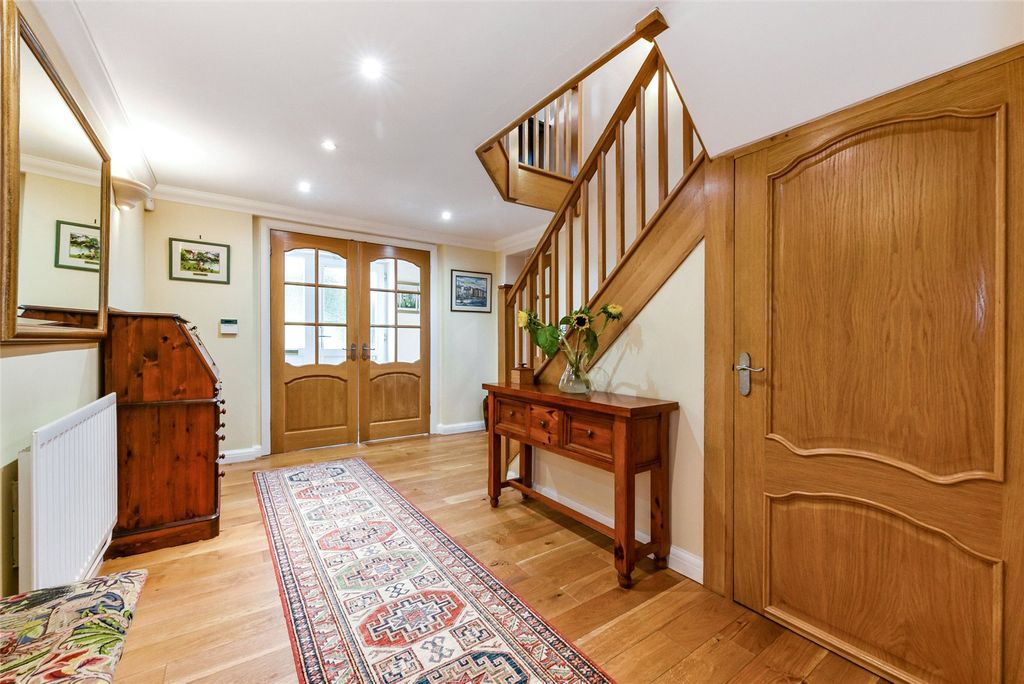 Property photo 3 of 17 Entrance Hall