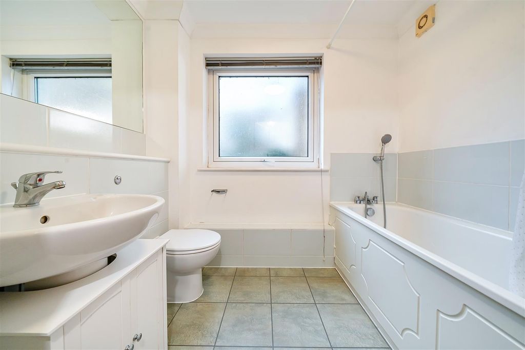 Property photo 3 of 15 1397888-14-6966674B7674B.Jpg