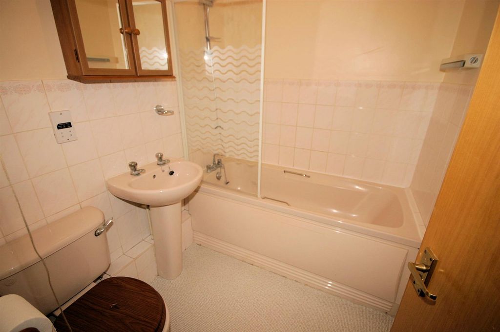 Property photo 3 of 13 Family Bathroom