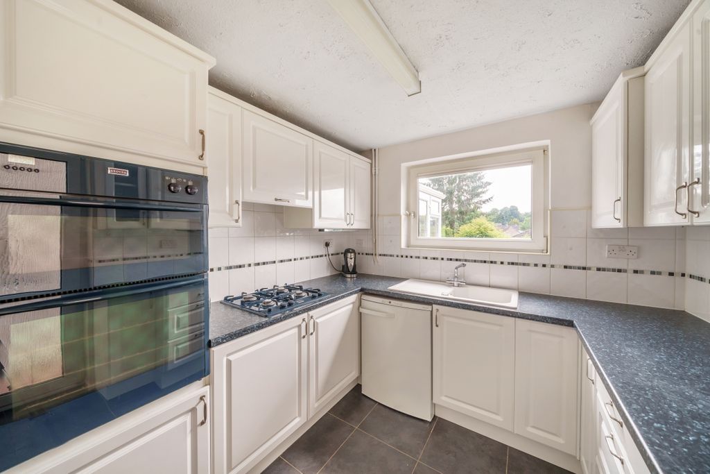 Property photo 3 of 10 Kitchen