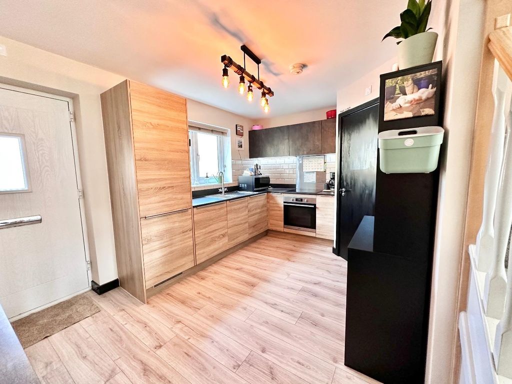 Property photo 3 of 19 Dining Kitchen