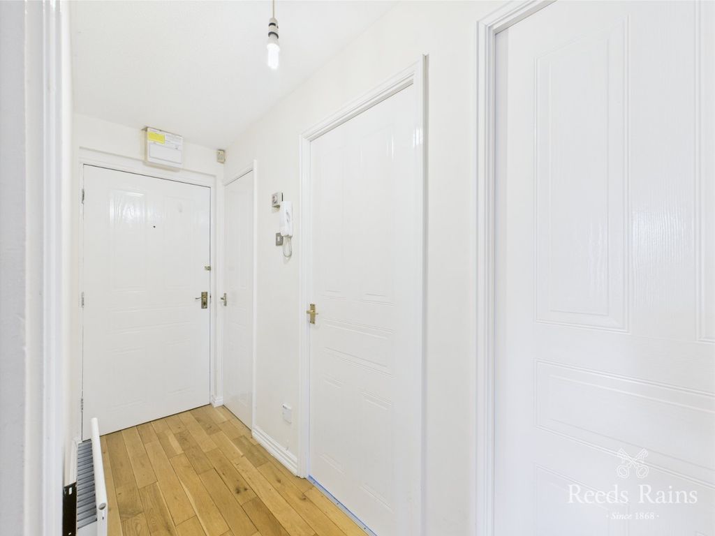 Property photo 3 of 20 Entrance Hallway