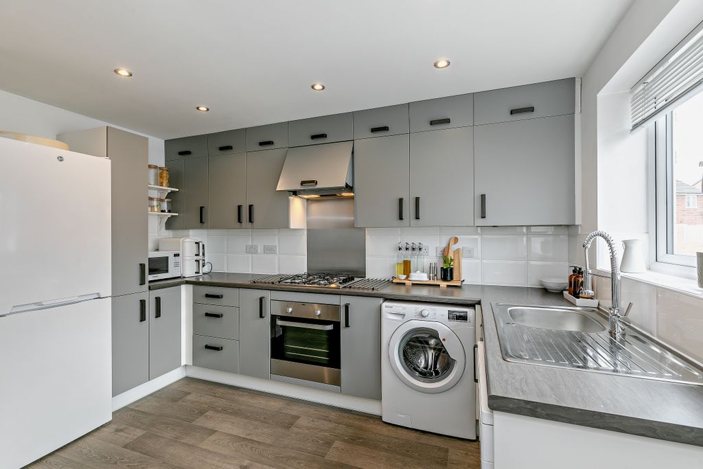 Property photo 2 of 17 Kitchen