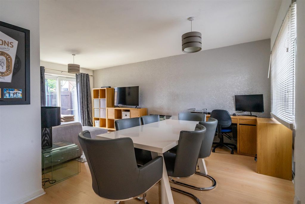 Property photo 2 of 10 Foxwood Lane (7 Of 14).Jpg