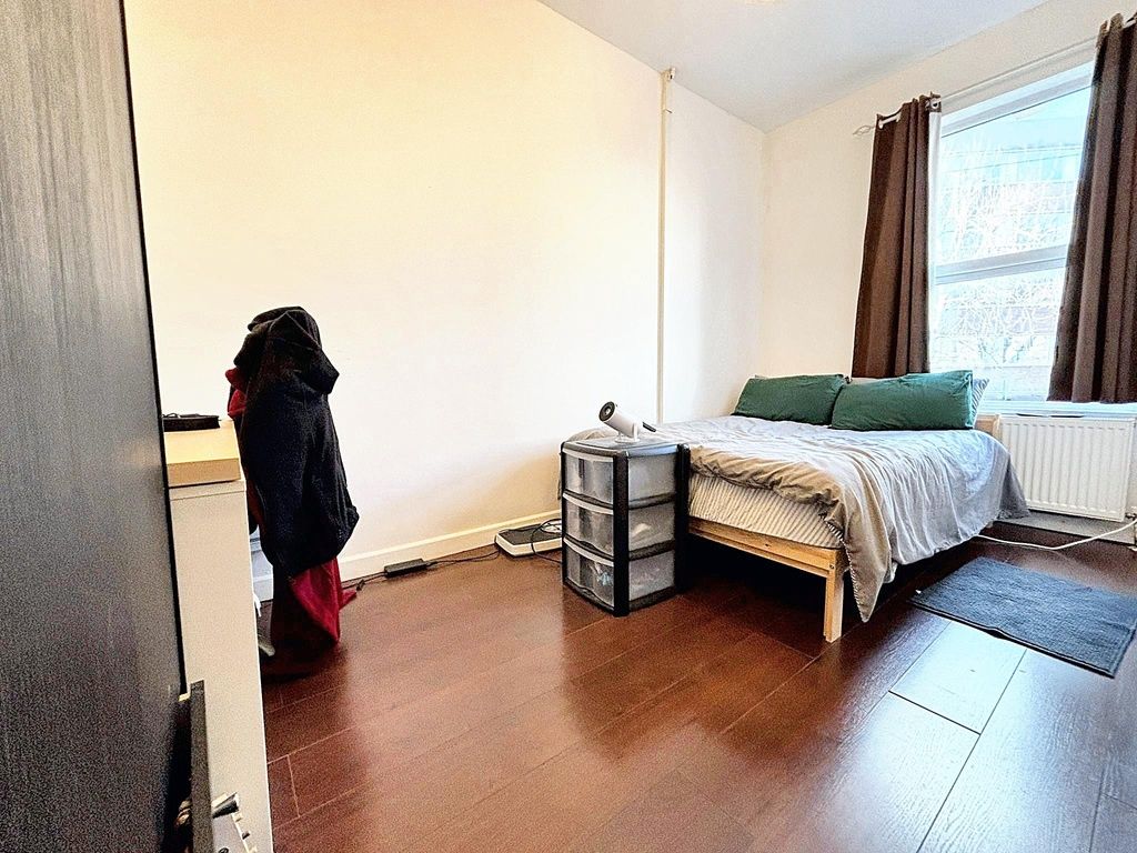 Property photo 3 of 15 Bright, Simply Furnished Bedroom With A Double Bed...