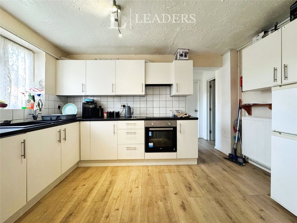 Property photo 2 of 8 Kitchen